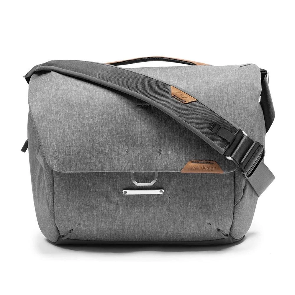 Peak Design Everyday Messenger 13 V2 Ash (hellgrau) Schultertasche 2 Peak Design Everyday Messenger 13 V2 Ash (hellgrau) Schultertasche – Bild 2