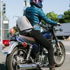 Peak Design Everyday Messenger 13 V2 Ash (hellgrau) Schultertasche 15 Peak Design Everyday Messenger 13 V2 Ash (hellgrau) Schultertasche -Outdoor Gear Verkauf peak design everyday messenger 13 v2 ash hellgrau schultertasche8