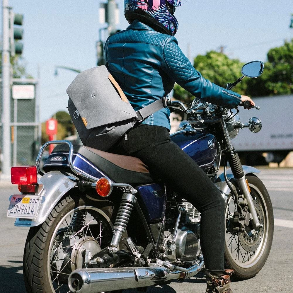 Peak Design Everyday Messenger 13 V2 Ash (hellgrau) Schultertasche 8 Peak Design Everyday Messenger 13 V2 Ash (hellgrau) Schultertasche – Bild 8