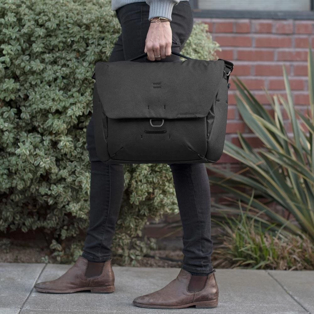 Peak Design Everyday Messenger 13 V2 Black (schwarz) Schultertasche 6 Peak Design Everyday Messenger 13 V2 Black (schwarz) Schultertasche – Bild 6